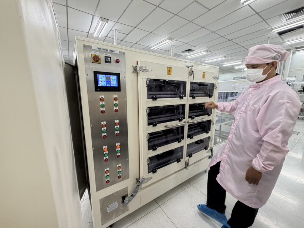Dryer oven in clean room เตาอบลมร้อนในห้องคลีนรูม